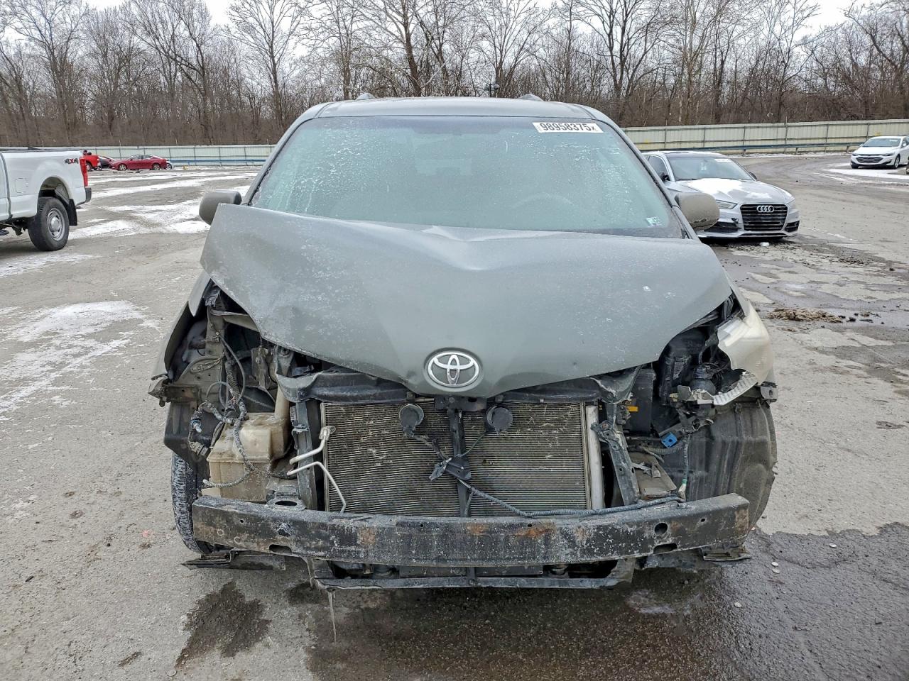 2014 TOYOTA SIENNA LE photo 5
