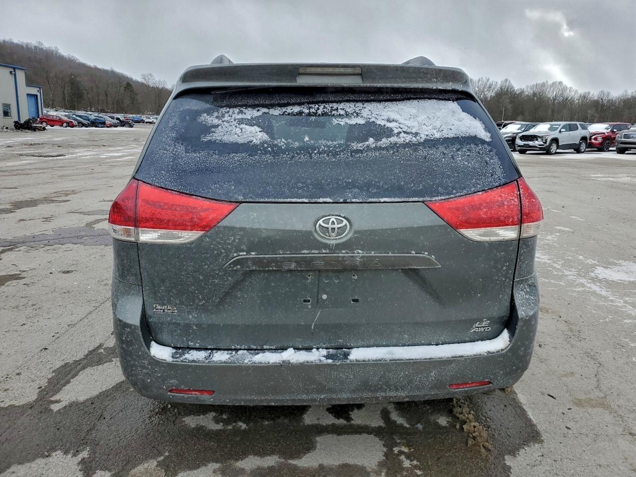 2014 TOYOTA SIENNA LE photo 6