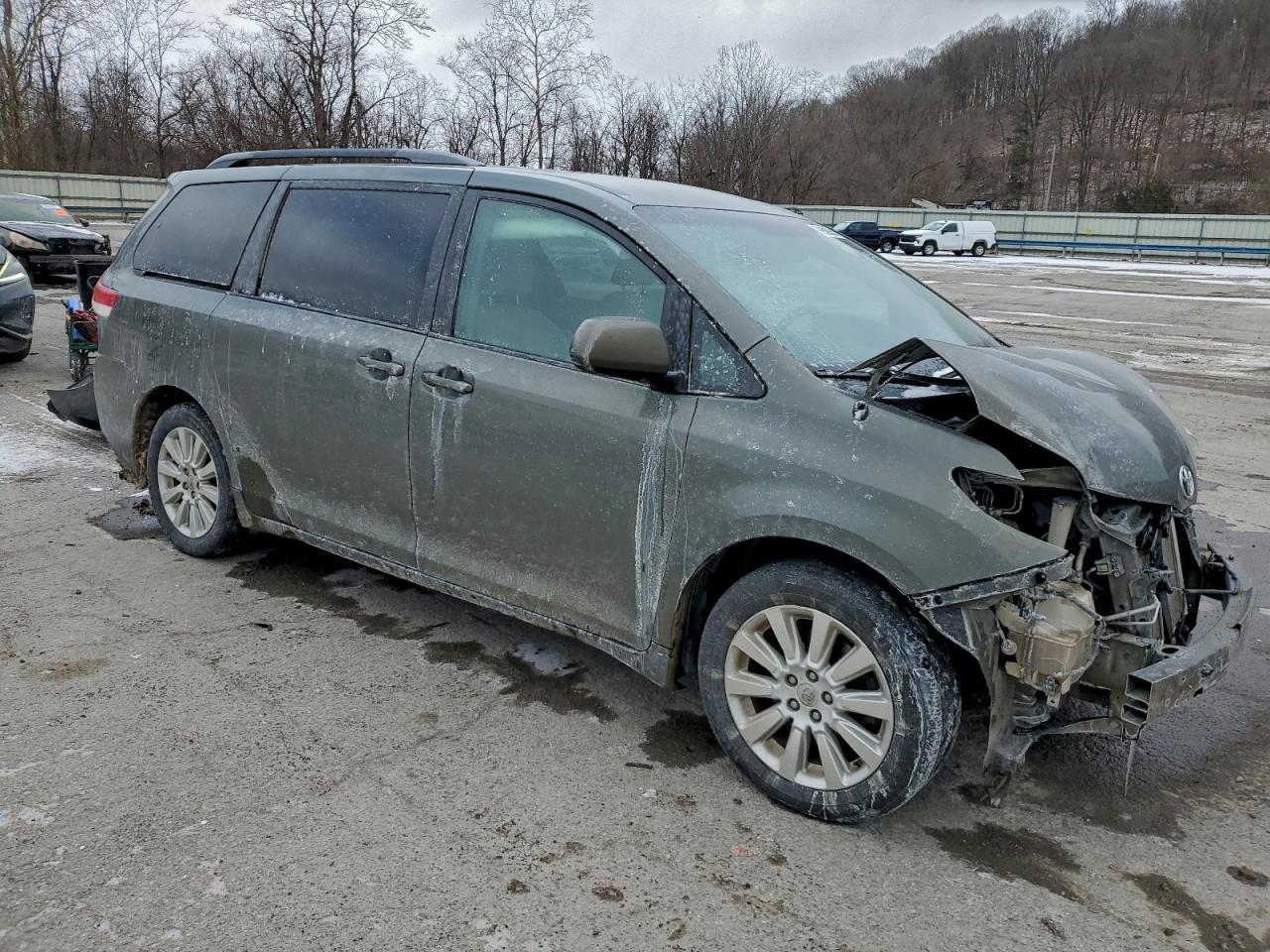2014 TOYOTA SIENNA LE photo 4