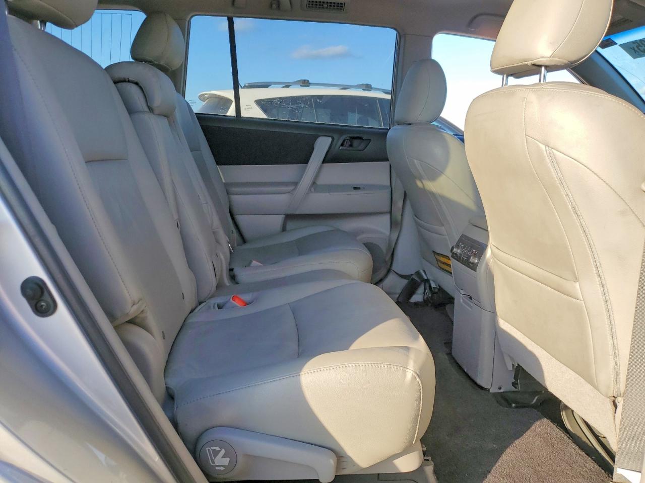 2013 TOYOTA HIGHLANDER BASE photo 31