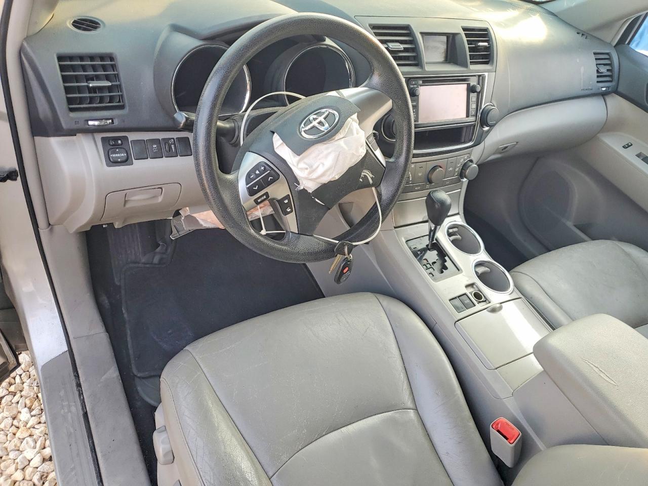 2013 TOYOTA HIGHLANDER BASE photo 22
