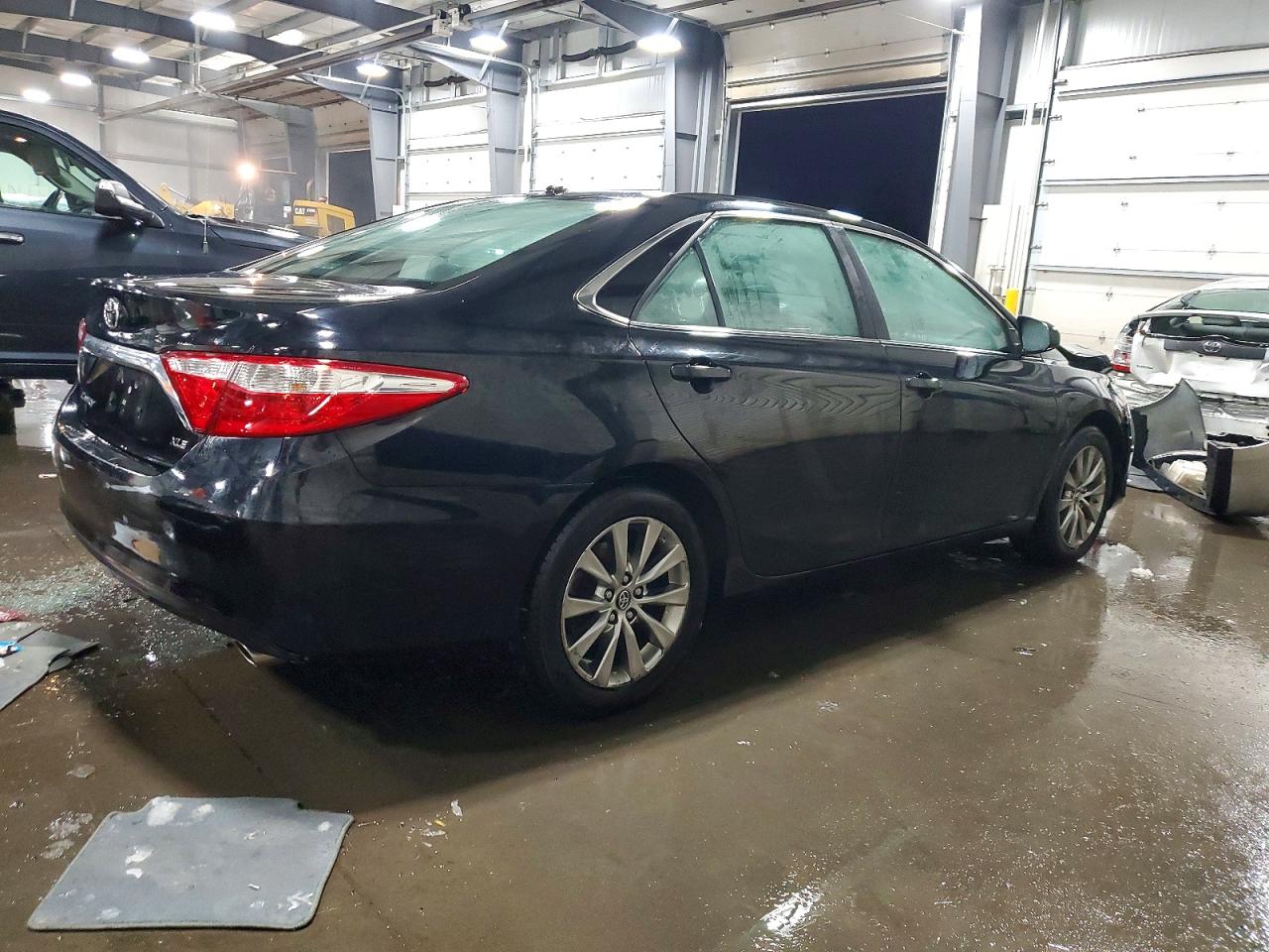 2016 TOYOTA CAMRY XSE photo 3
