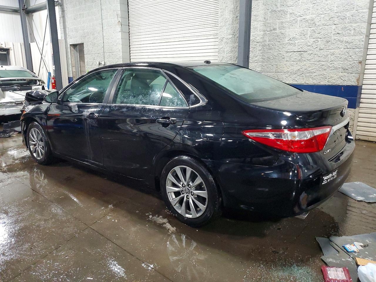 2016 TOYOTA CAMRY XSE photo 2