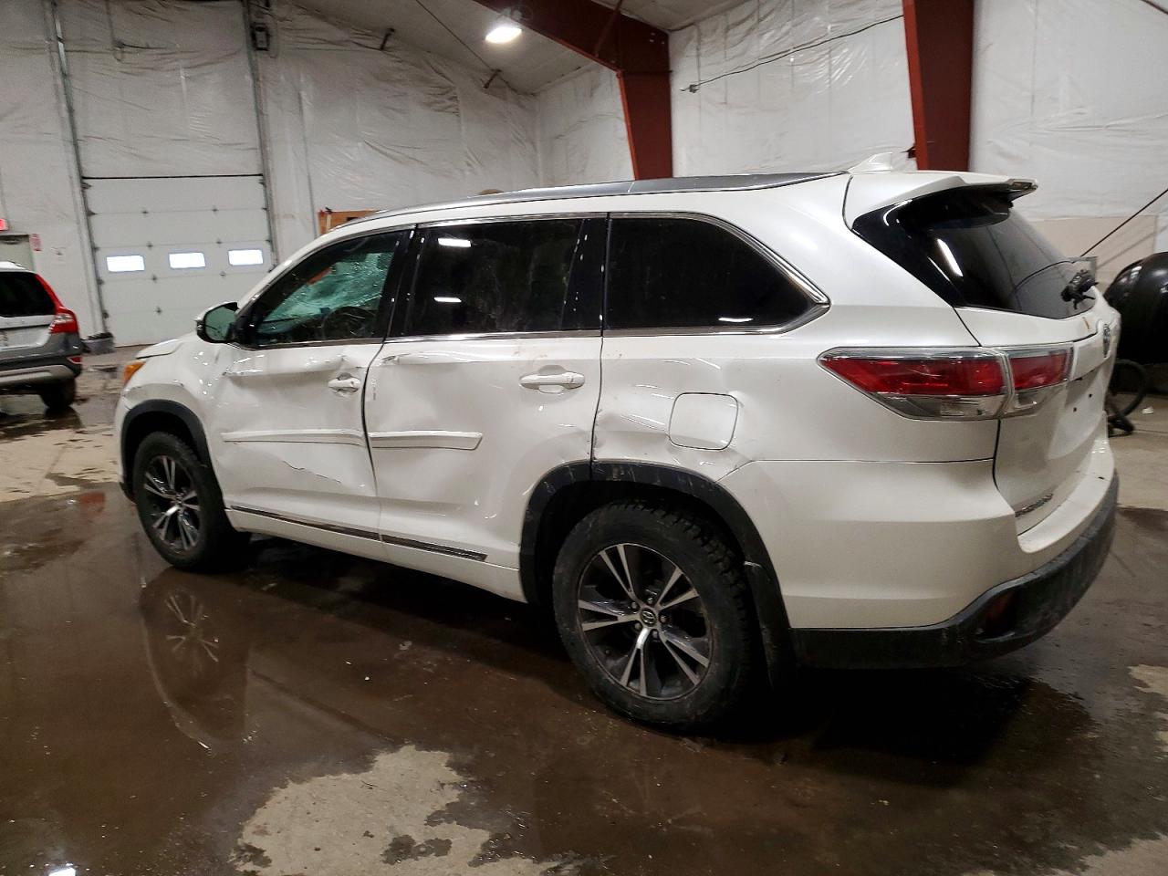 2016 TOYOTA HIGHLANDER XLE photo 2