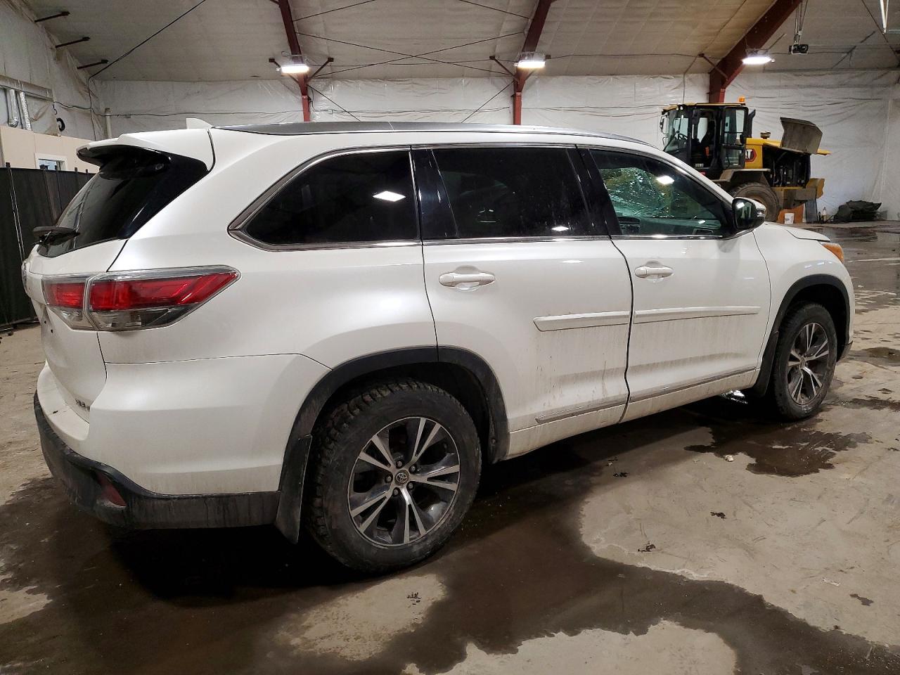 2016 TOYOTA HIGHLANDER XLE photo 3