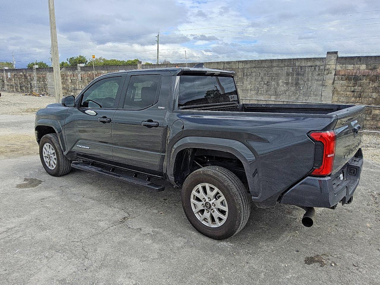 2024 TOYOTA TACOMA DOUBLE CAB photo 2