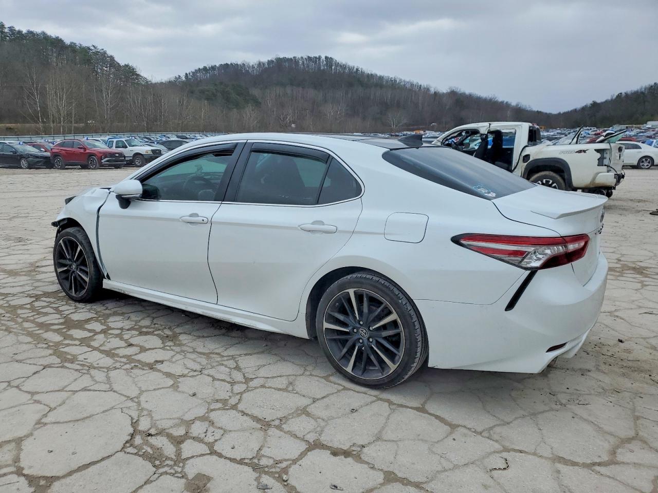 2019 TOYOTA CAMRY XSE photo 2