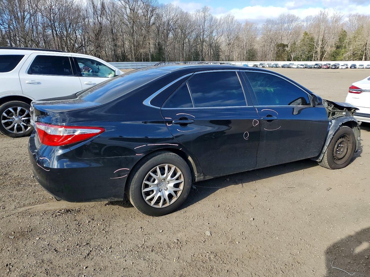2017 TOYOTA CAMRY LE photo 3