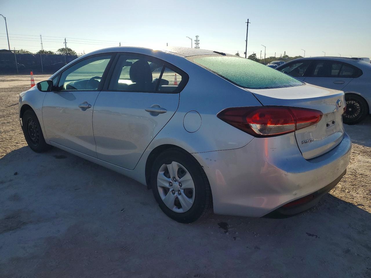 2017 KIA FORTE LX photo 3