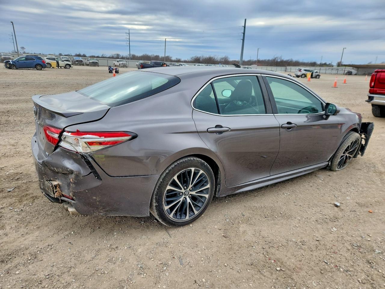 2018 TOYOTA CAMRY L photo 3