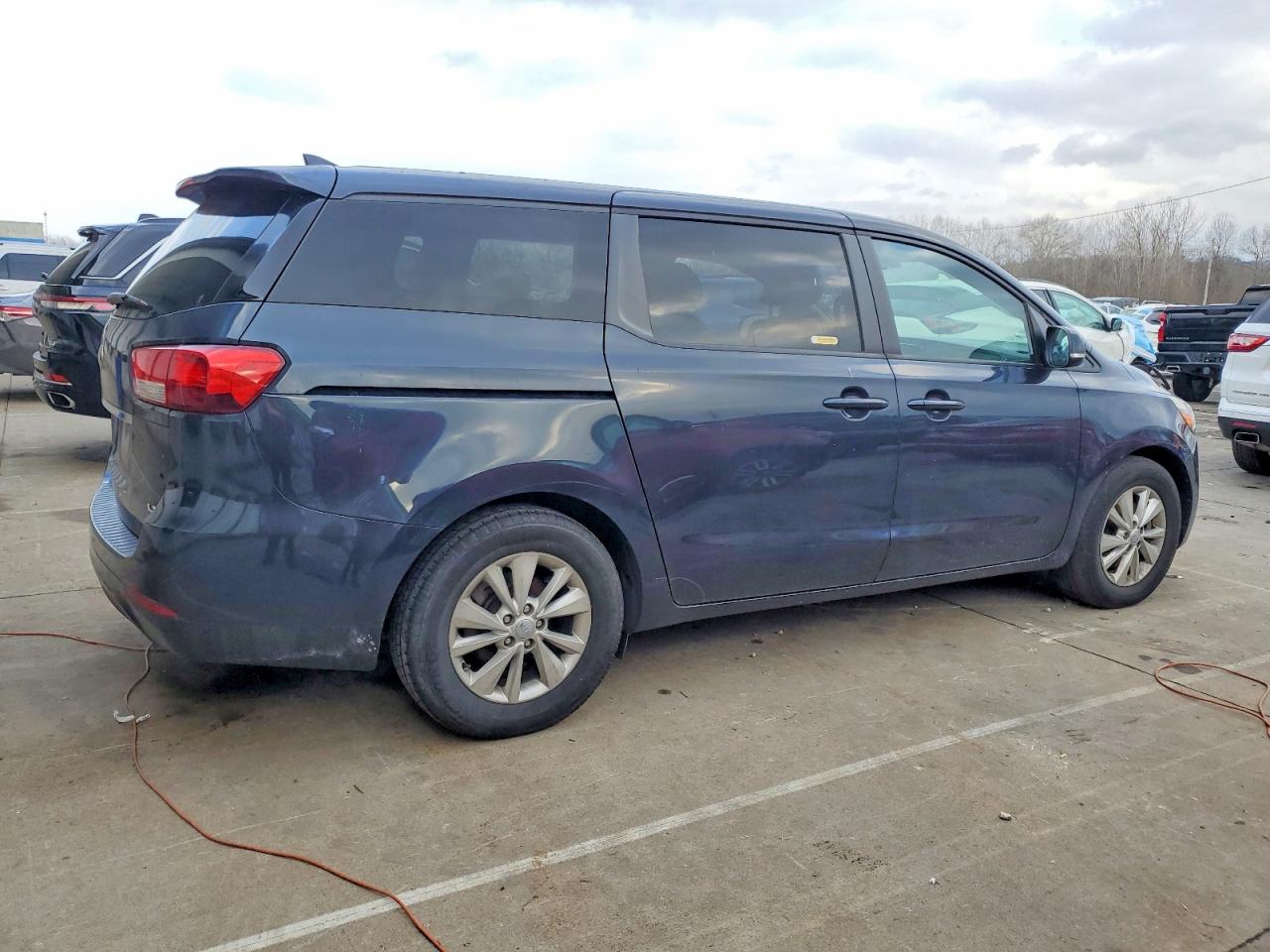 2017 KIA SEDONA LX photo 3