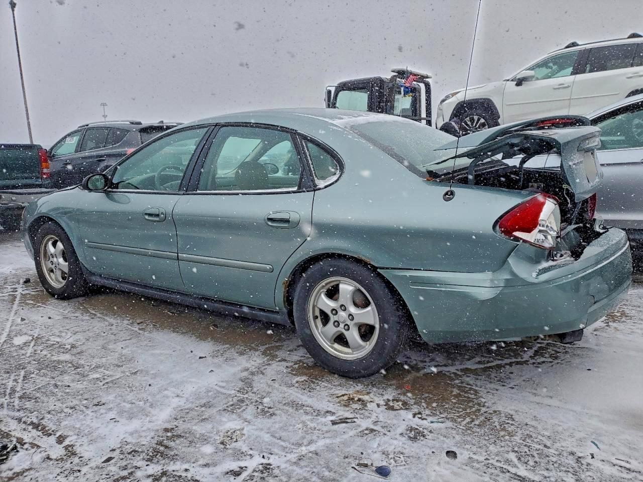 2005 FORD TAURUS SE photo 2