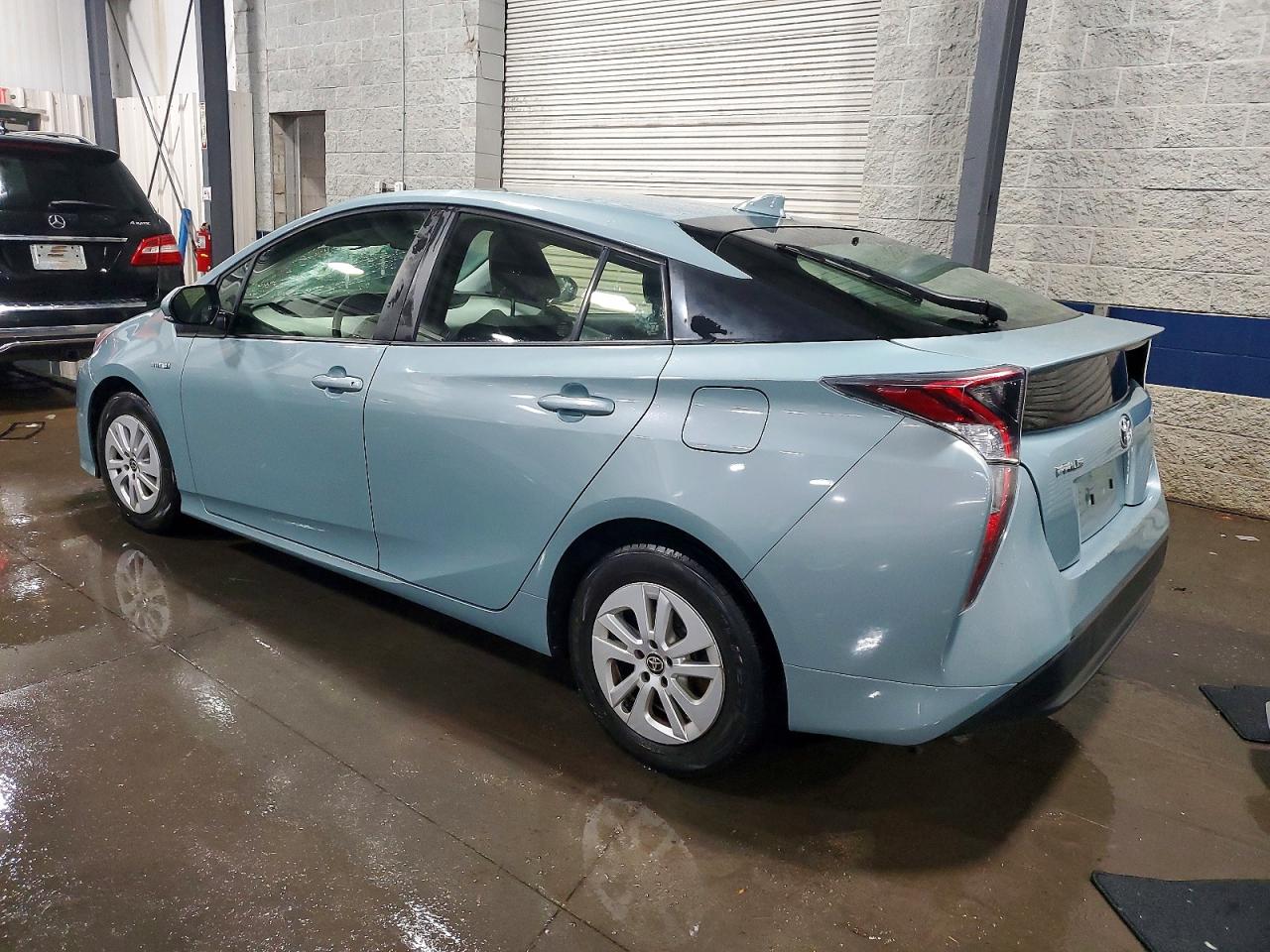 2016 TOYOTA PRIUS photo 2