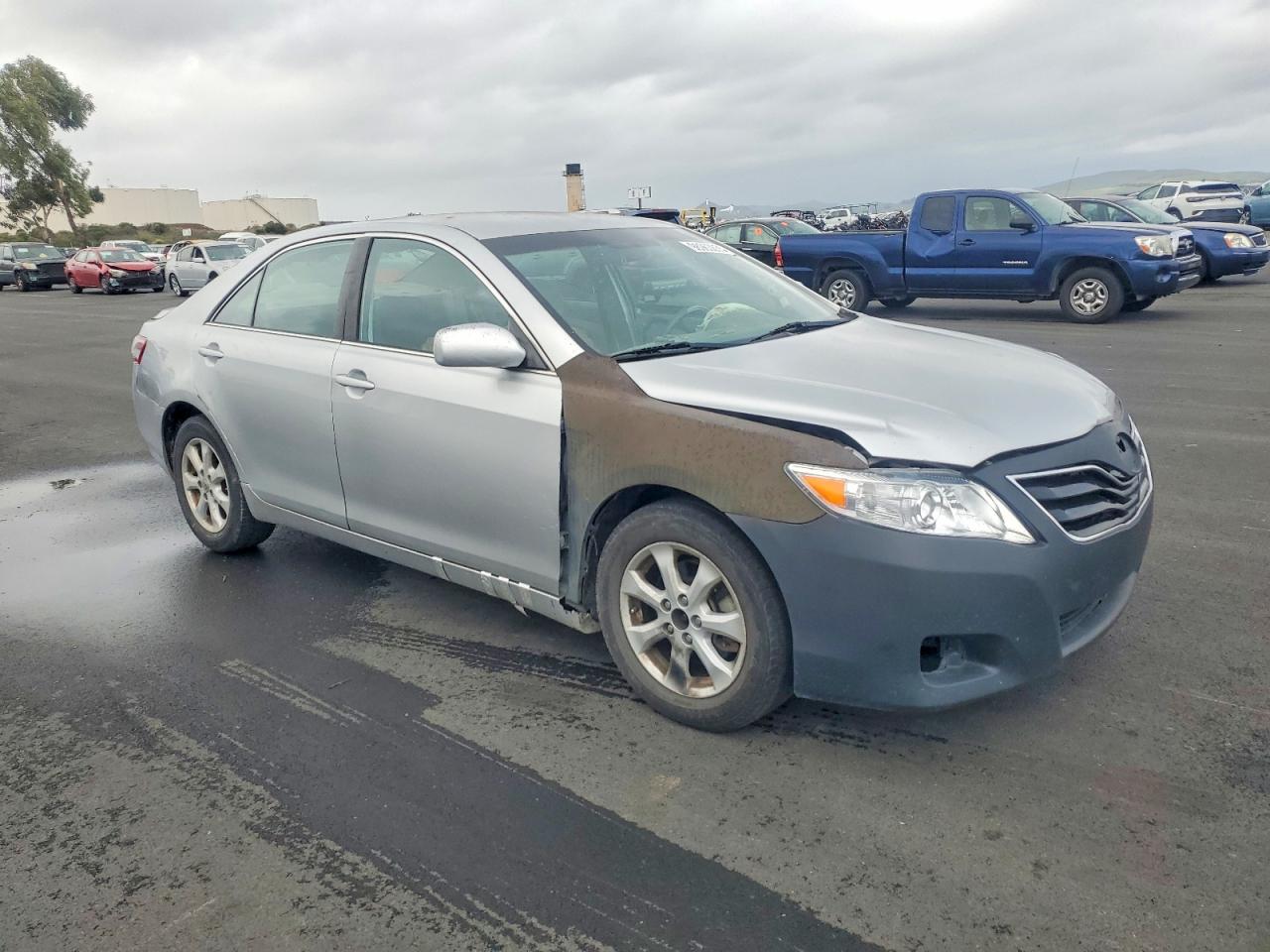 2011 TOYOTA CAMRY SE photo 4