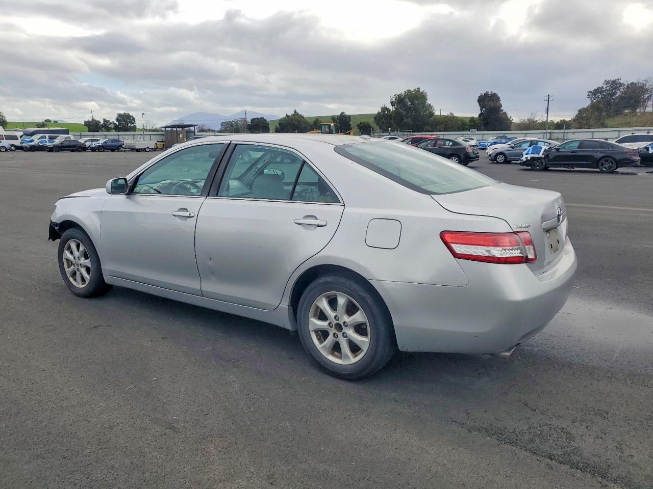 2011 TOYOTA CAMRY SE photo 2