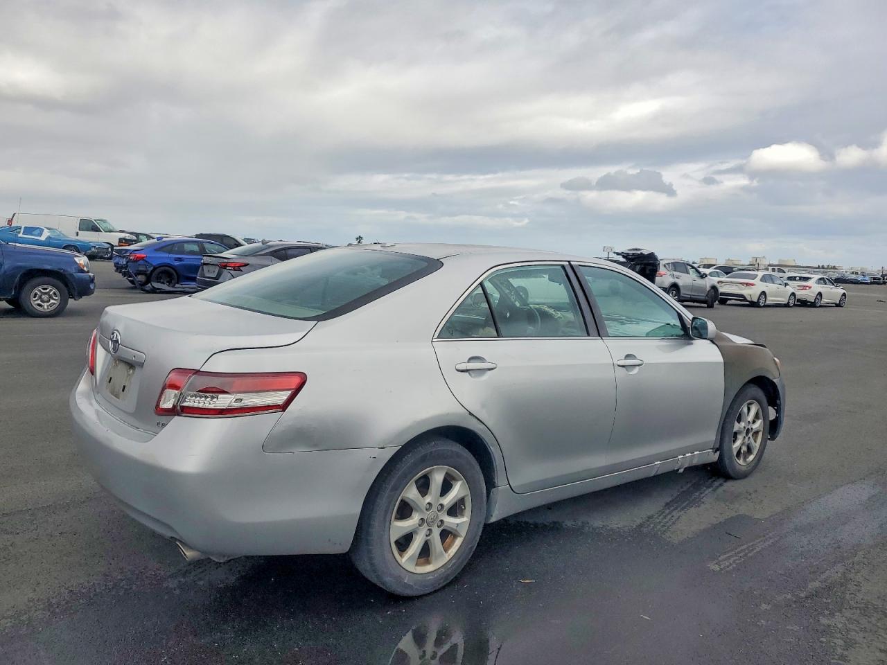 2011 TOYOTA CAMRY SE photo 3