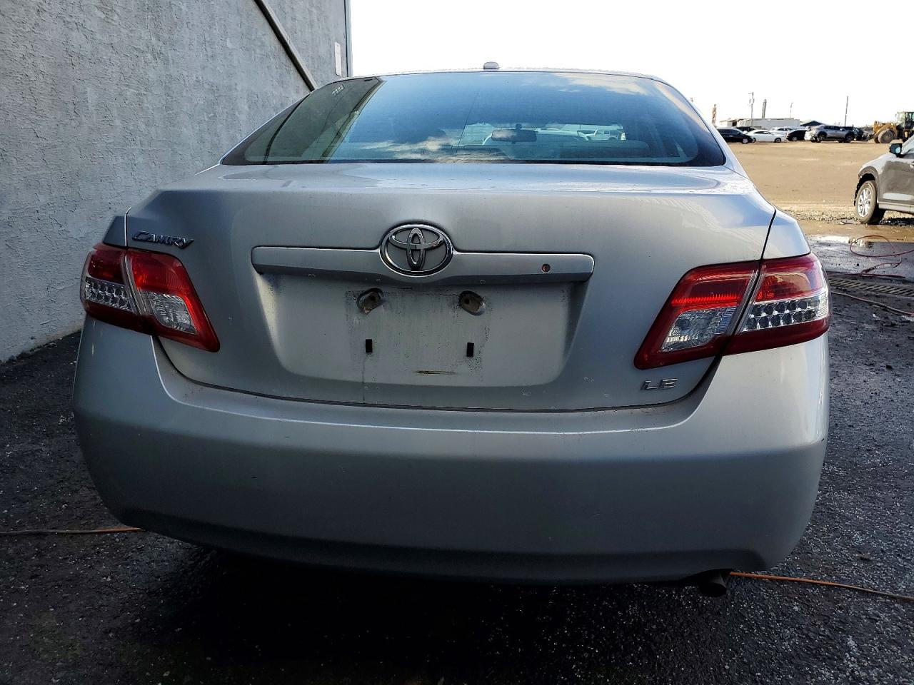 2011 TOYOTA CAMRY BASE photo 6