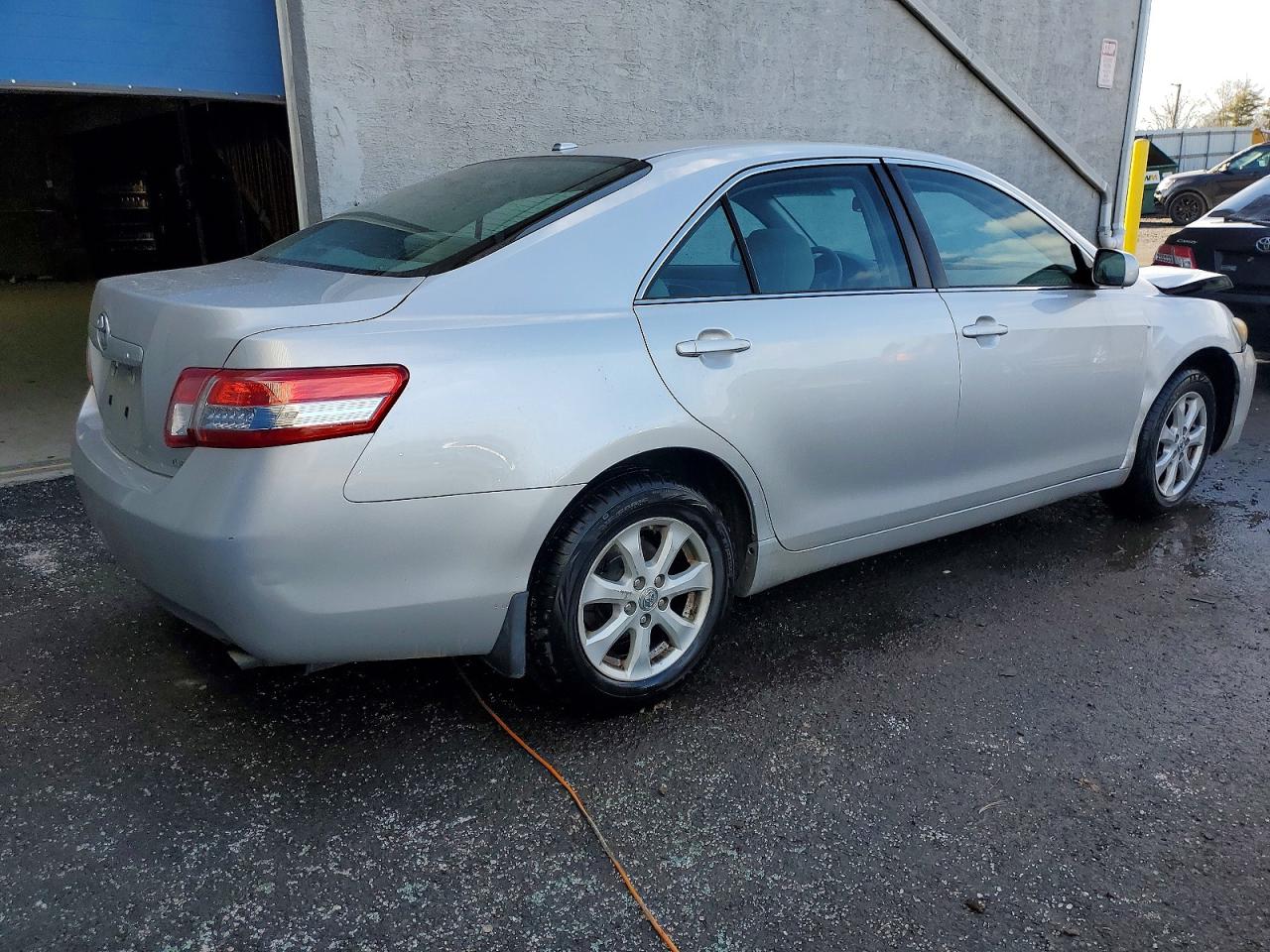 2011 TOYOTA CAMRY BASE photo 3