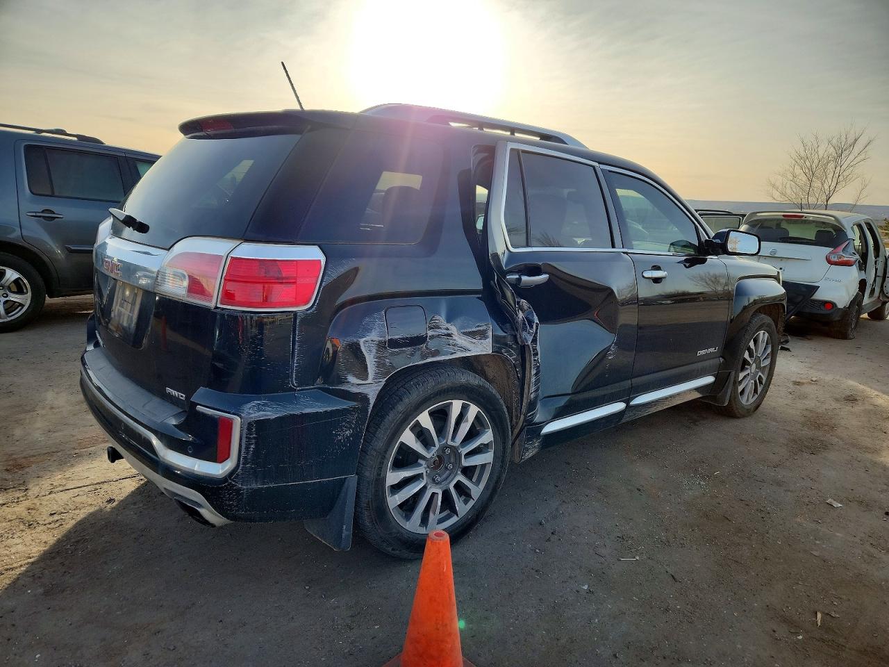 2017 GMC TERRAIN DENALI photo 3