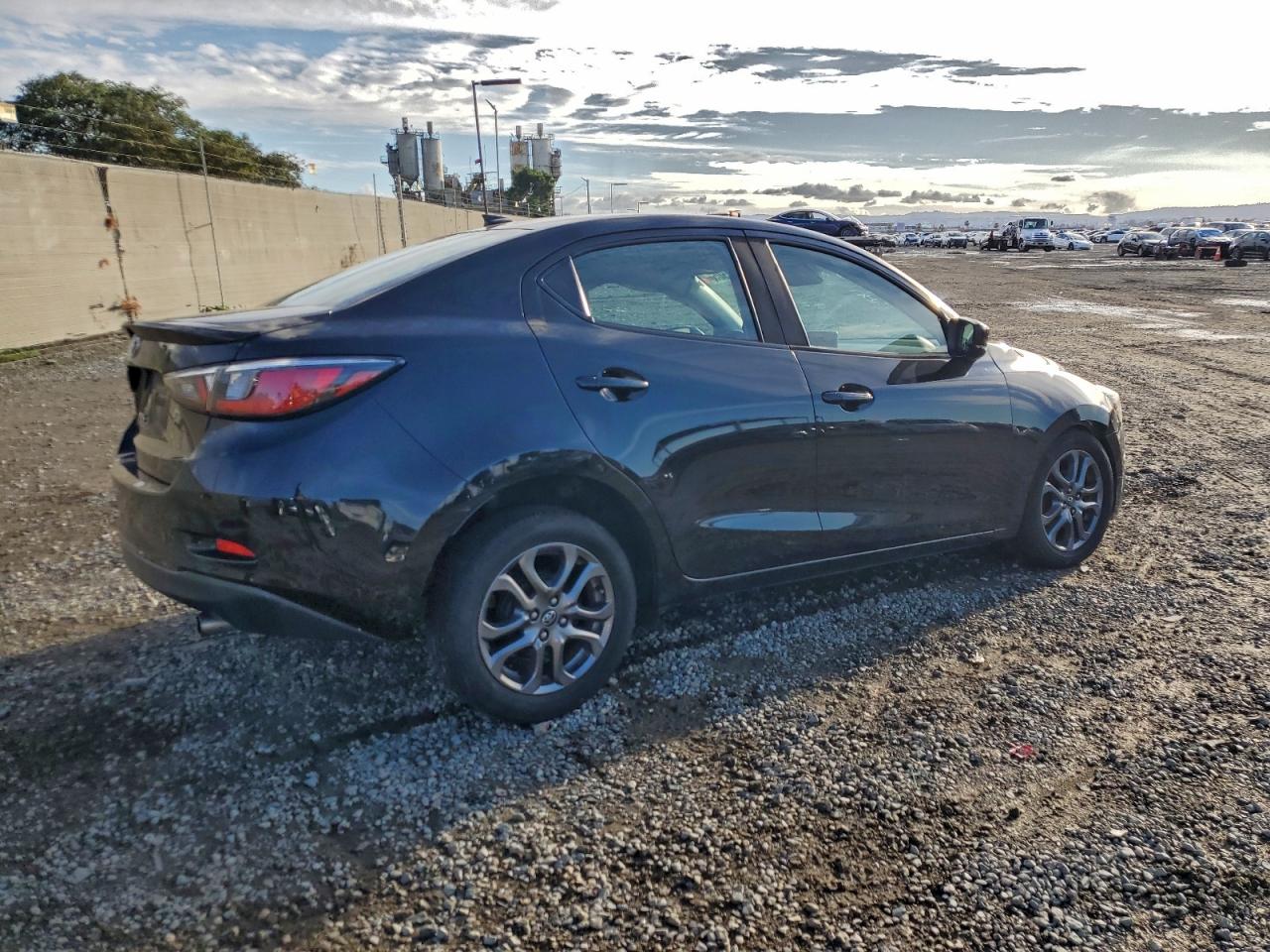 2019 TOYOTA YARIS L photo 3