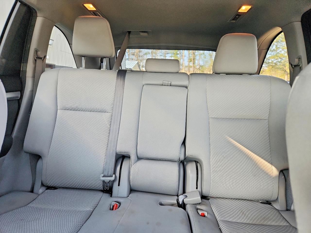 2017 TOYOTA HIGHLANDER LE photo 10