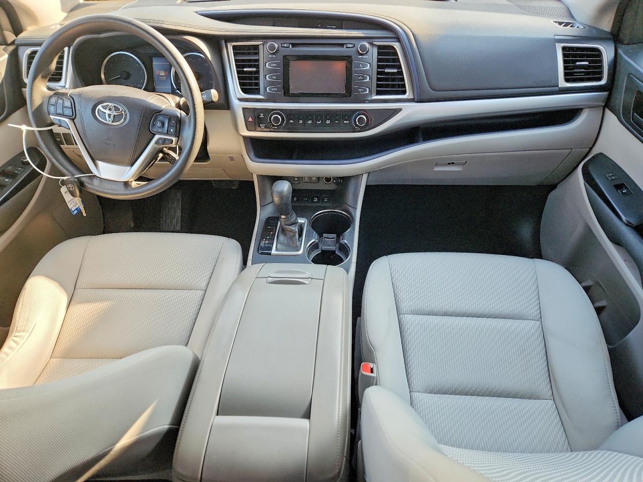2017 TOYOTA HIGHLANDER LE photo 8