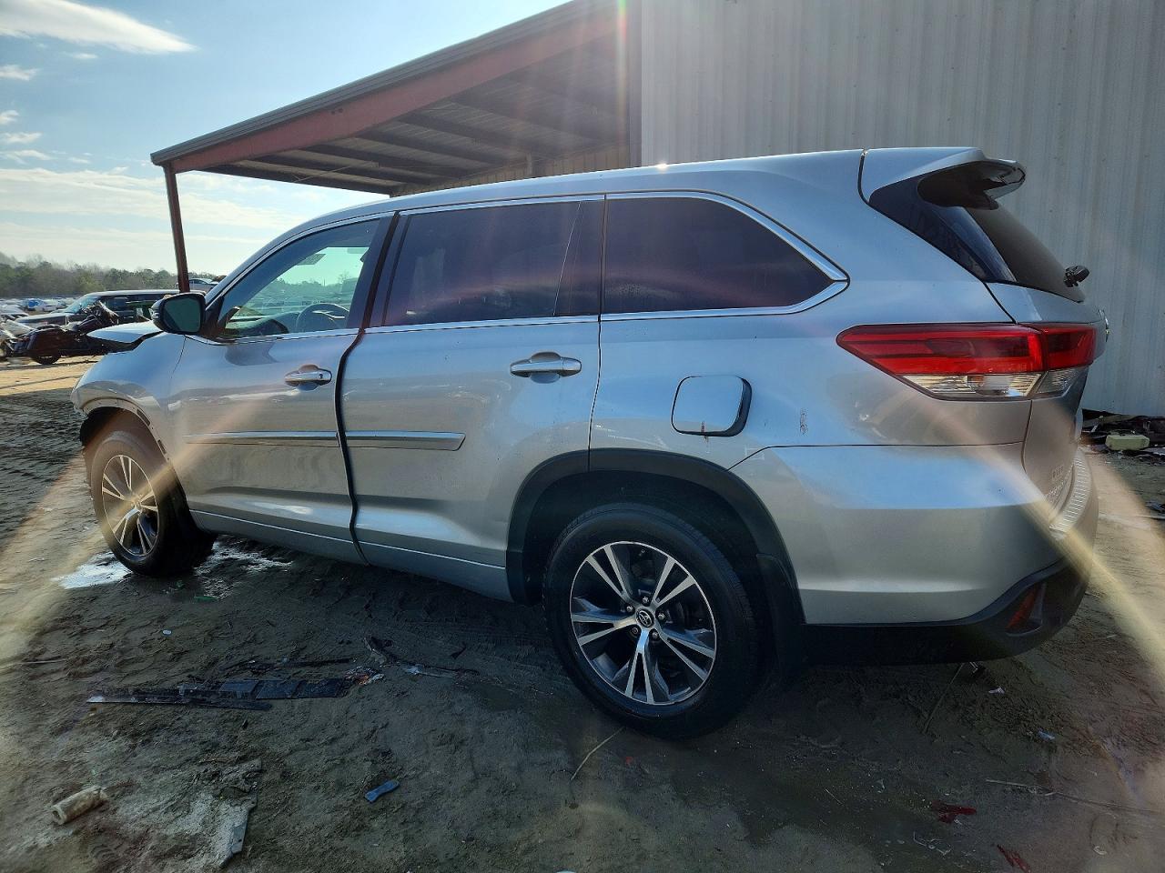 2017 TOYOTA HIGHLANDER LE photo 2