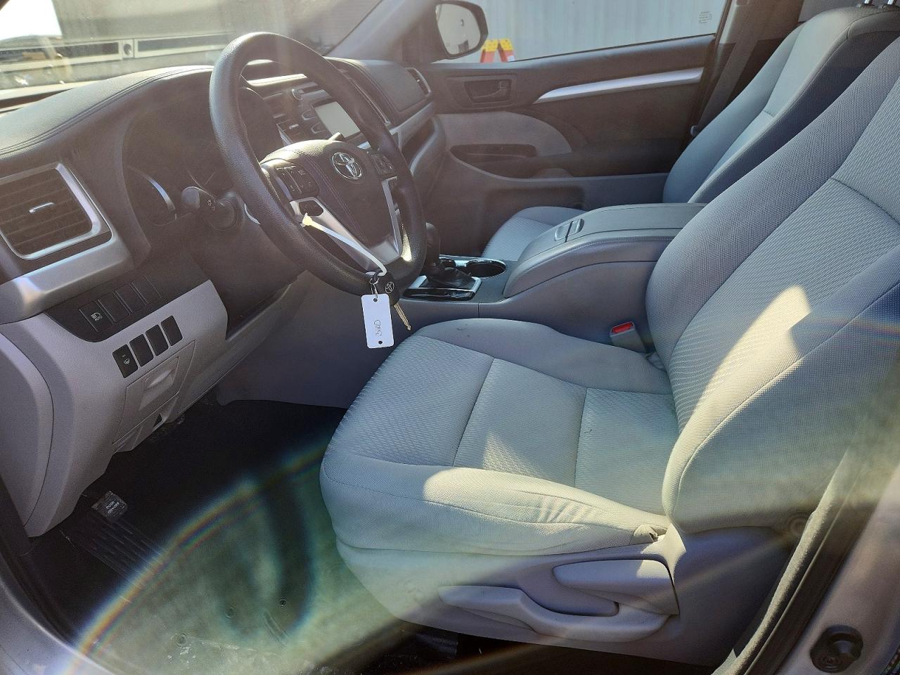 2017 TOYOTA HIGHLANDER LE photo 7