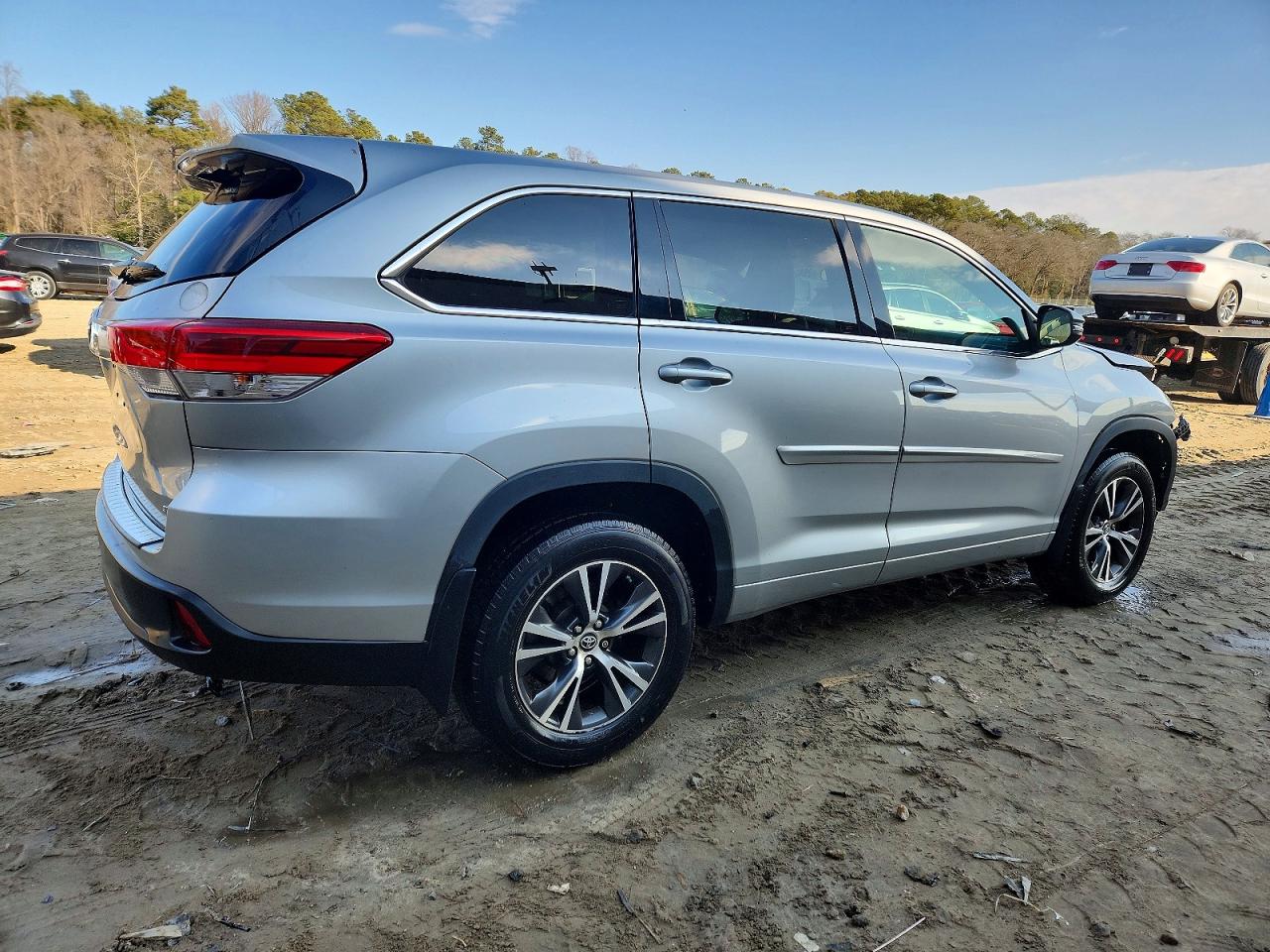 2017 TOYOTA HIGHLANDER LE photo 3