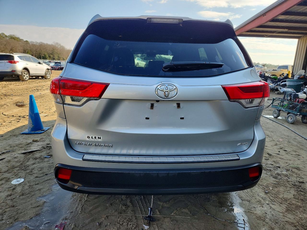 2017 TOYOTA HIGHLANDER LE photo 6