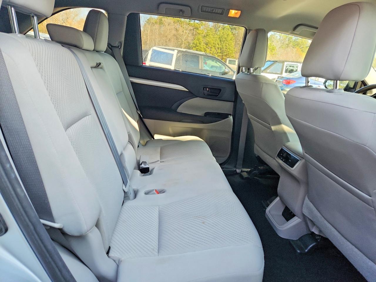 2017 TOYOTA HIGHLANDER LE photo 11
