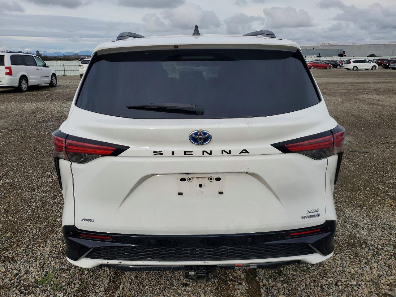 2022 TOYOTA SIENNA XSE photo 16