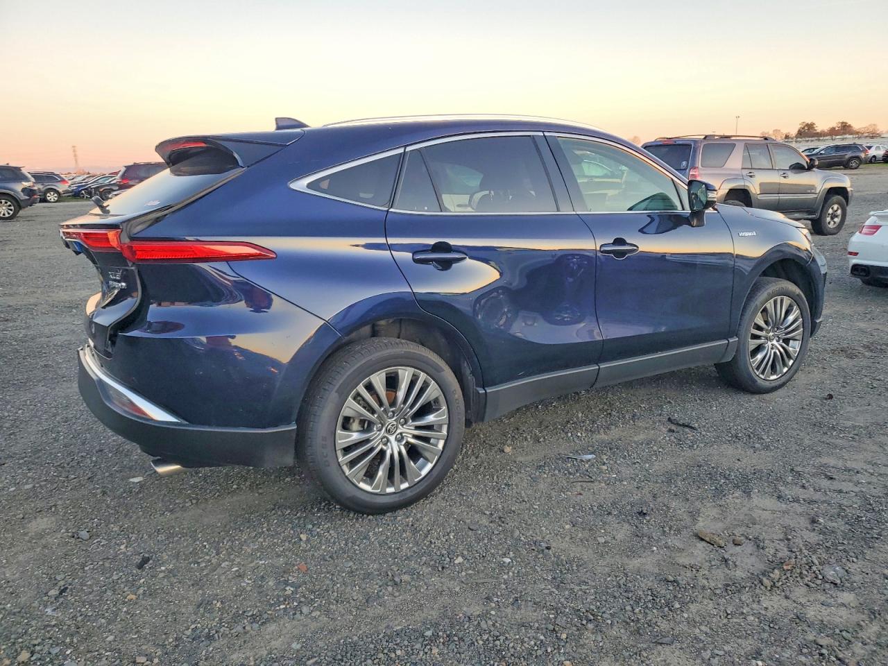 2021 TOYOTA VENZA LE photo 3