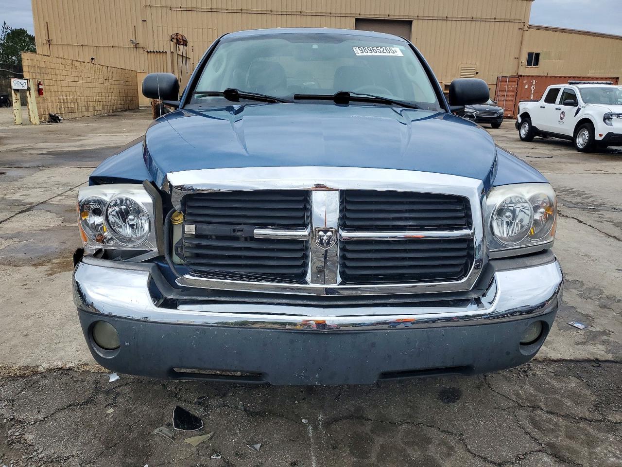 2005 DODGE DAKOTA QUAD SLT photo 9