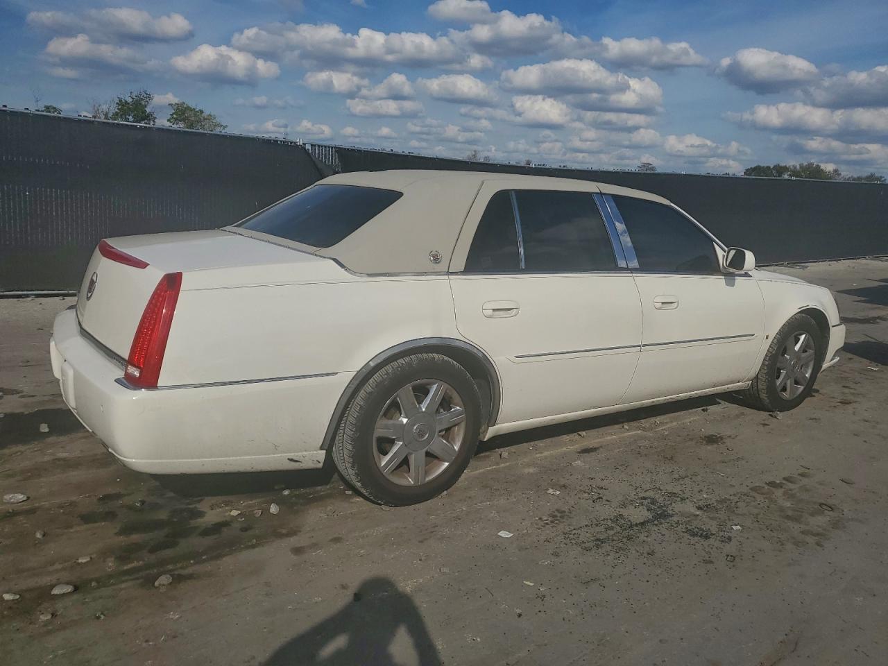 2007 CADILLAC DTS photo 3