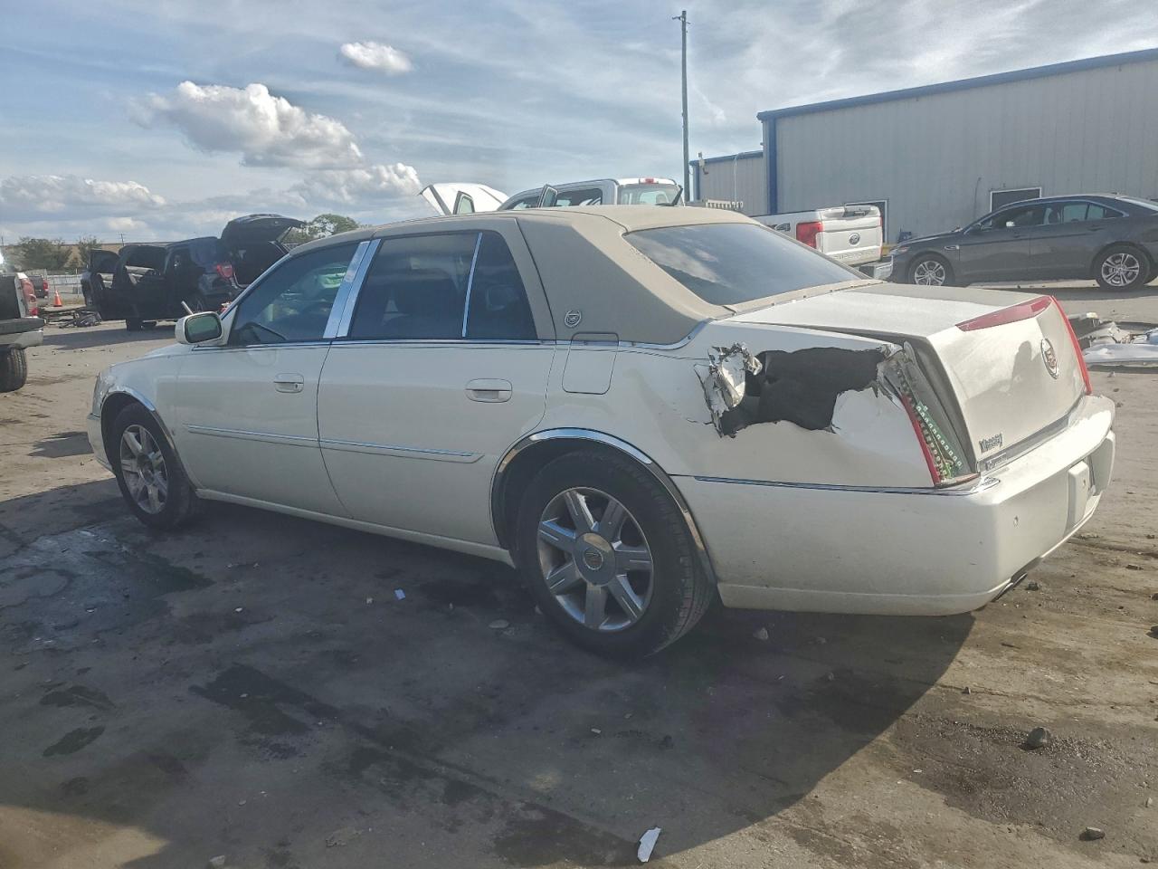 2007 CADILLAC DTS photo 2