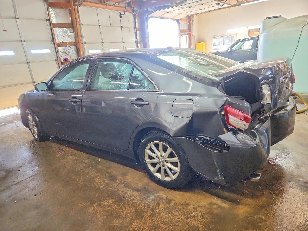 2011 TOYOTA CAMRY SE photo 3