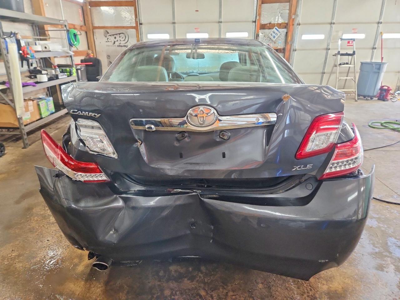 2011 TOYOTA CAMRY SE photo 11