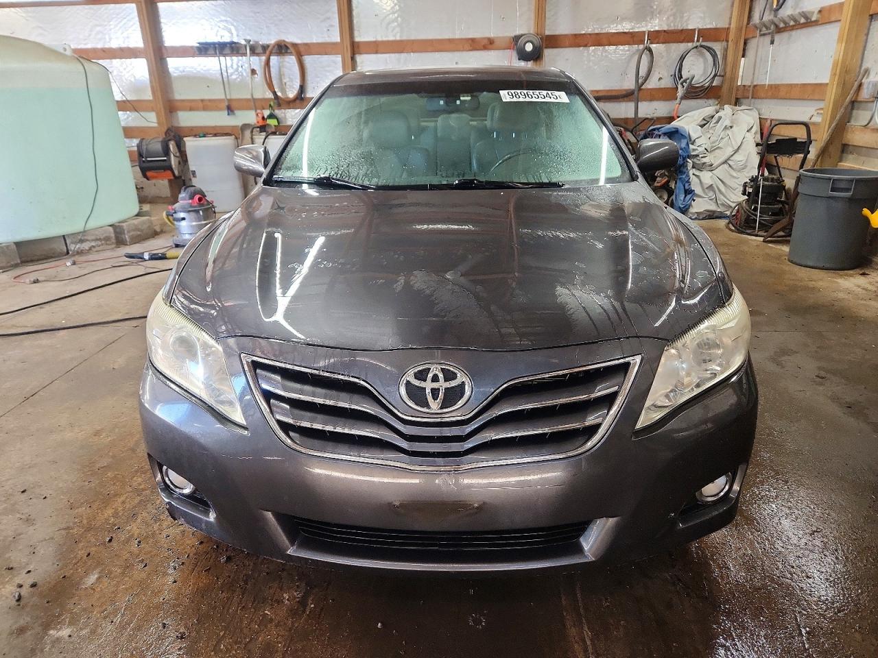 2011 TOYOTA CAMRY SE photo 9