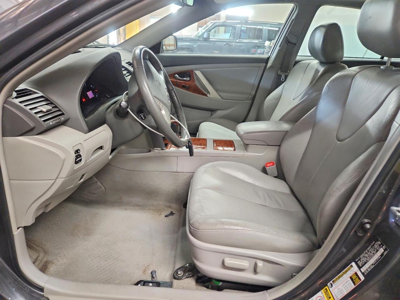 2011 TOYOTA CAMRY SE photo 13