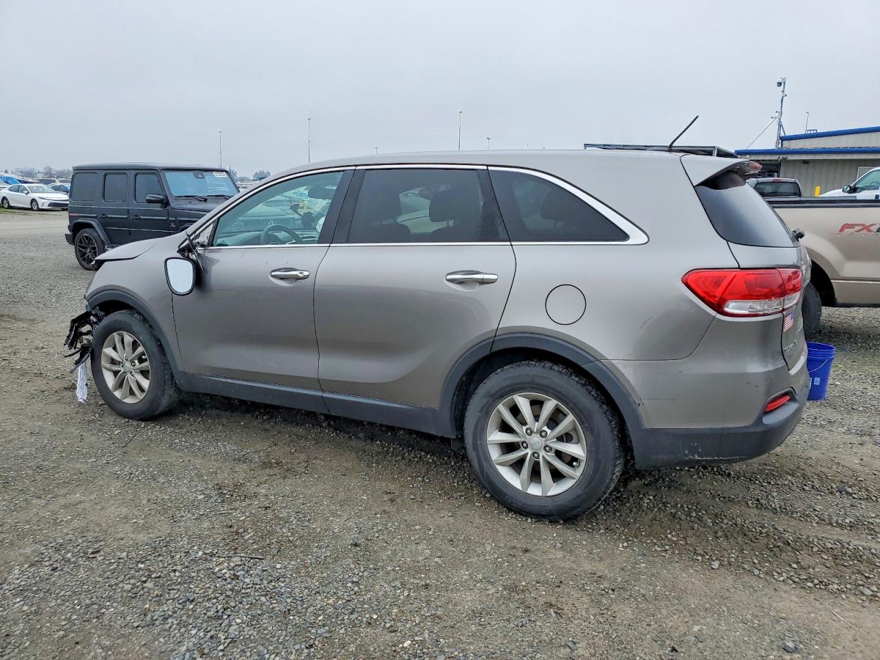 2017 KIA SORENTO LX photo 3
