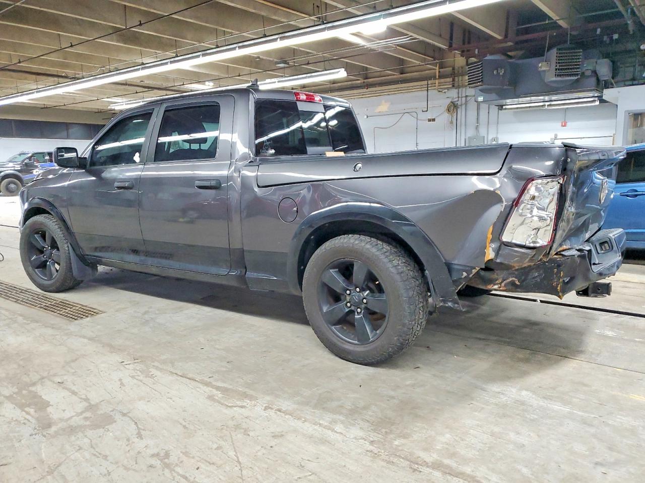 2015 RAM 1500 SLT photo 3