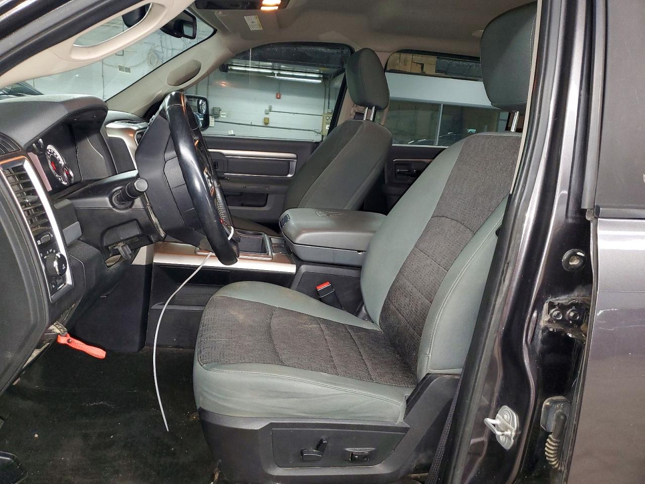 2015 RAM 1500 SLT photo 13