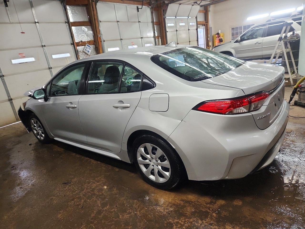 2021 TOYOTA COROLLA LE photo 3