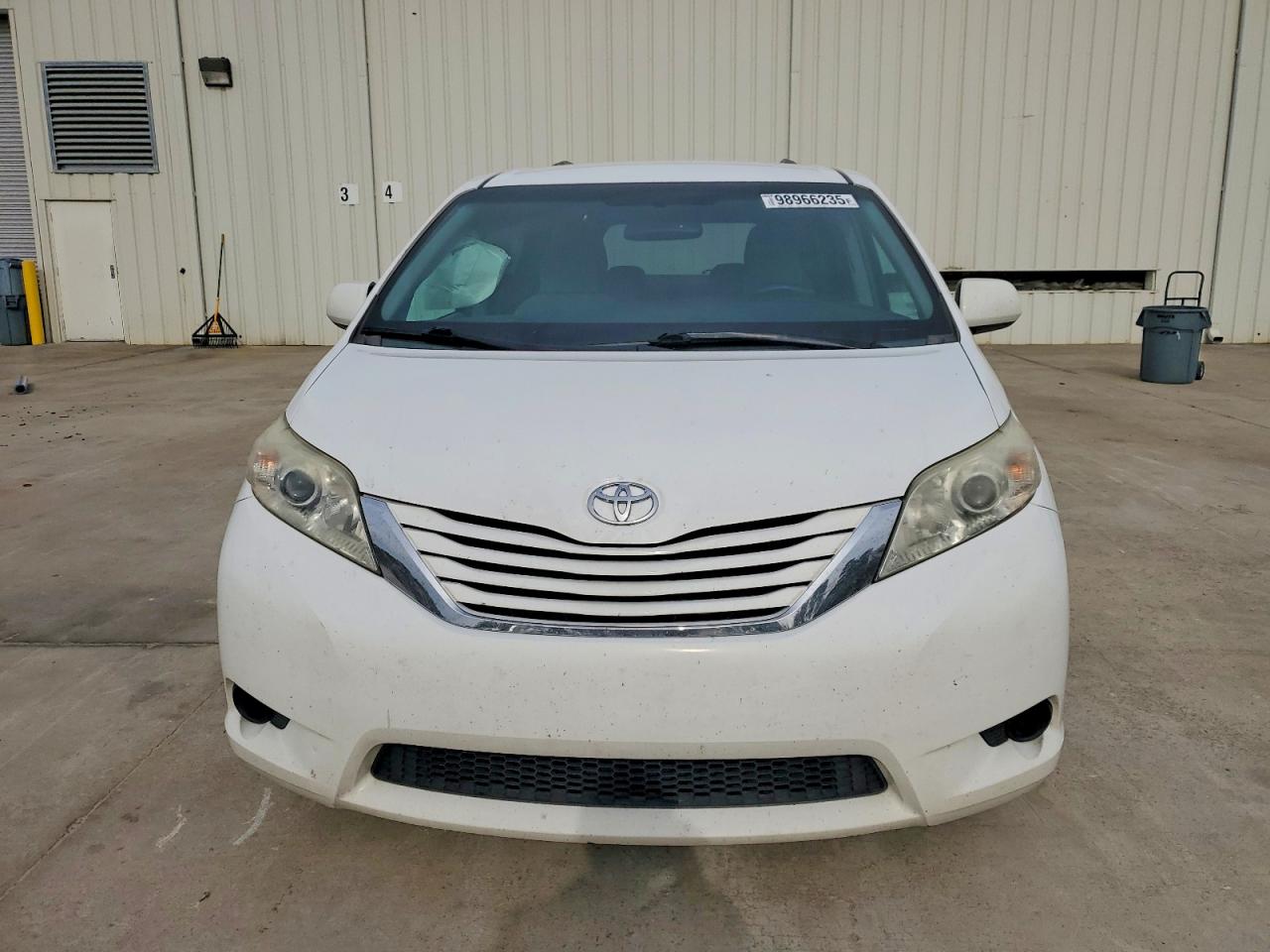 2015 TOYOTA SIENNA LE photo 5