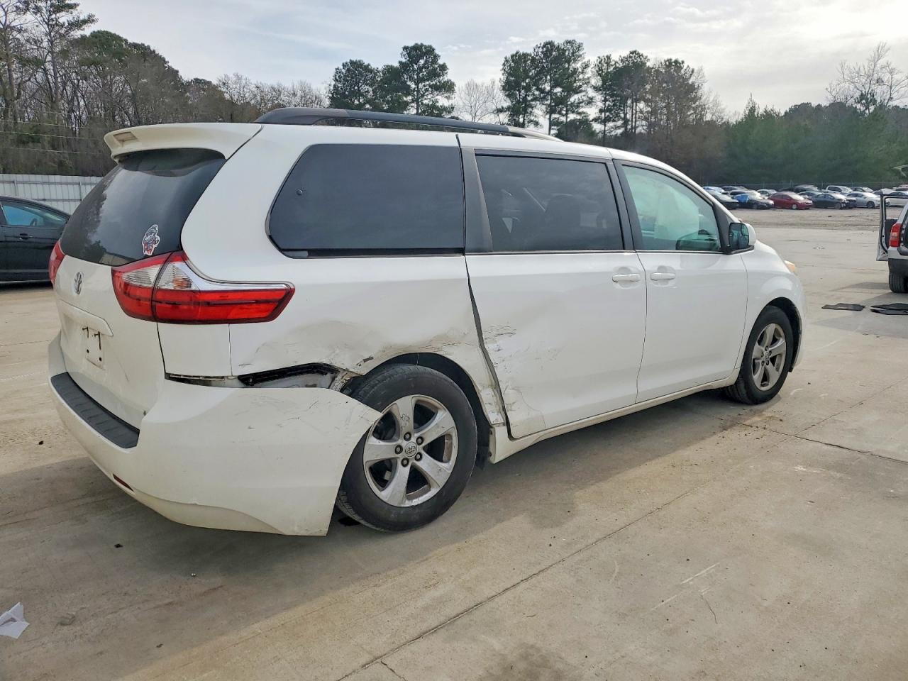 2015 TOYOTA SIENNA LE photo 3