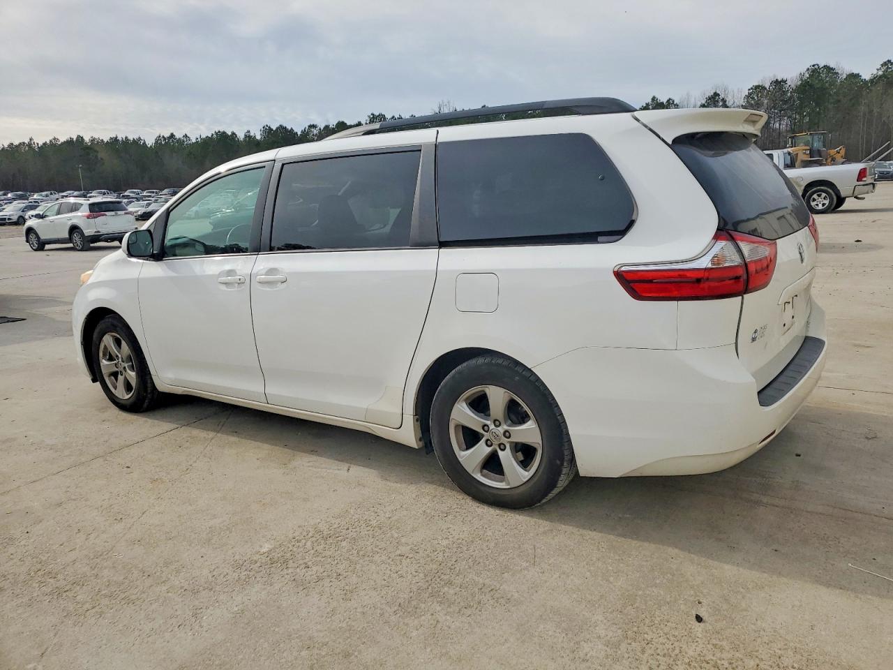 2015 TOYOTA SIENNA LE photo 2