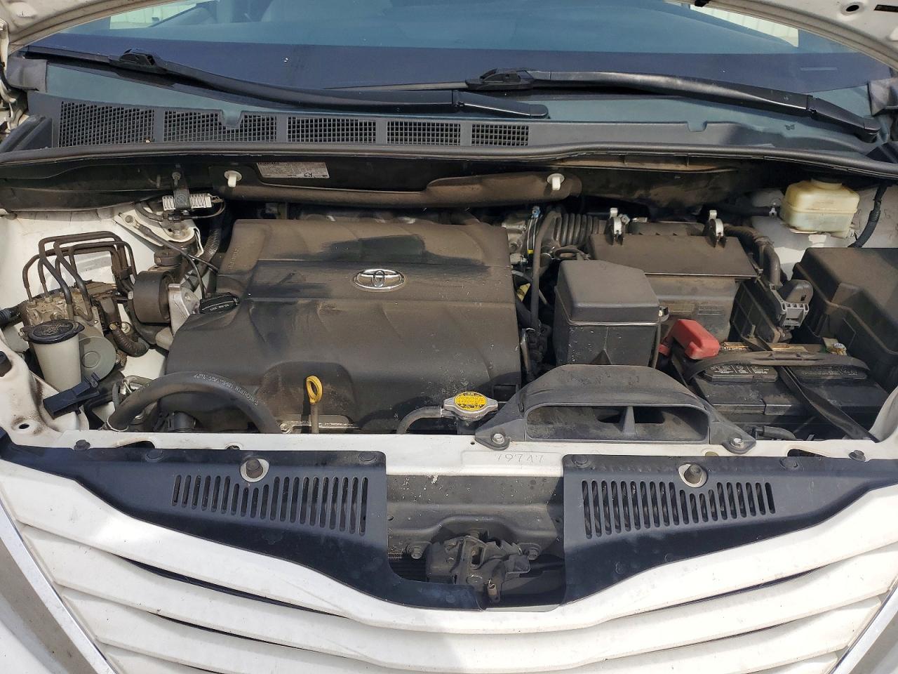 2015 TOYOTA SIENNA LE photo 12