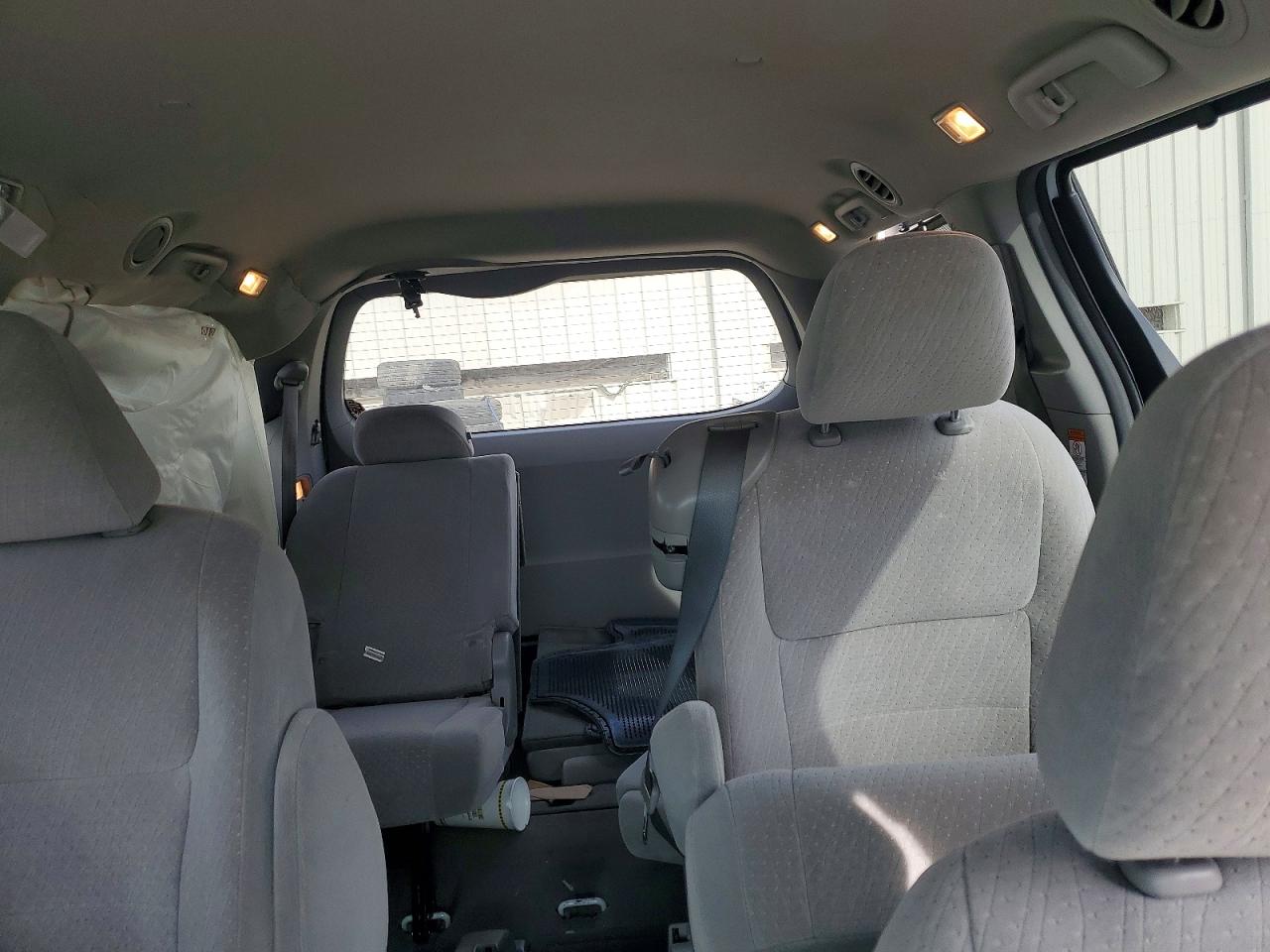 2015 TOYOTA SIENNA LE photo 10