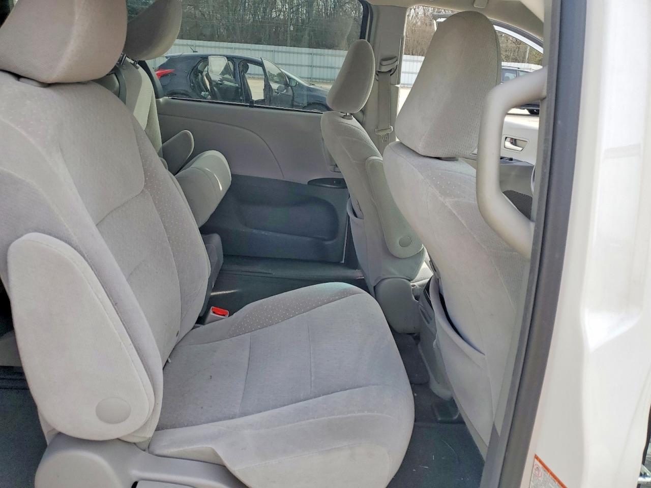 2015 TOYOTA SIENNA LE photo 11